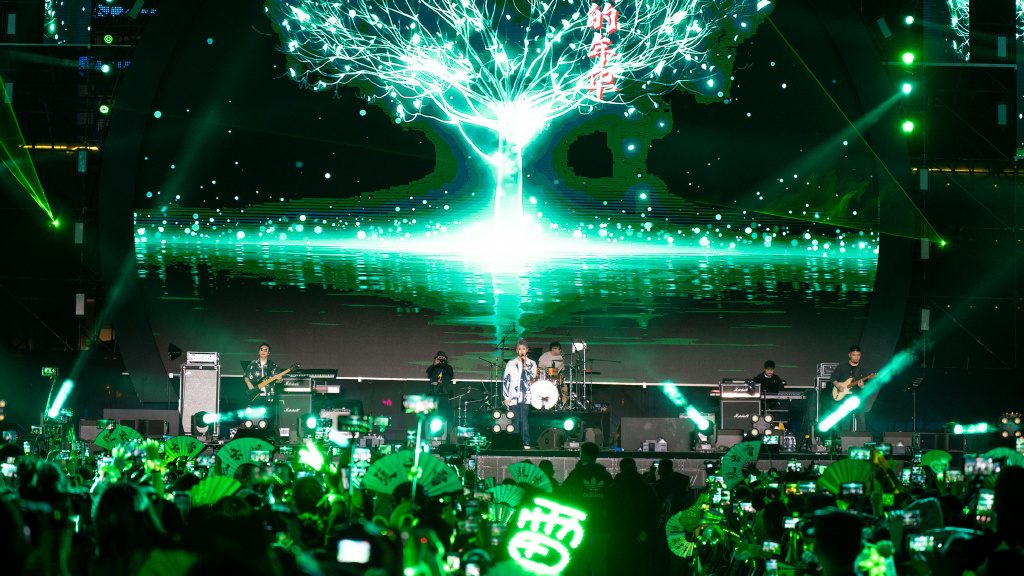 [张云雷[新闻]210503 张云雷灰发造型惊喜亮相国潮音乐节 绿海乐队与