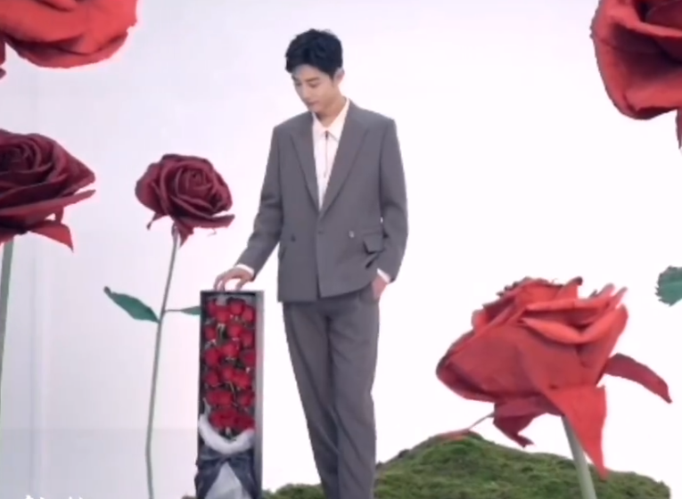 肖战新闻210726肖战roseonly拍摄花絮公开被玫瑰围绕的迷人绅士