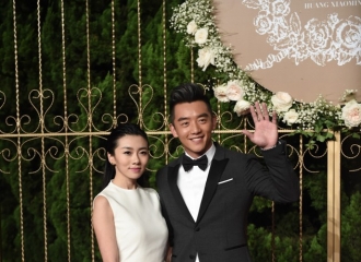郑恺 新闻列表 10月8日,郑恺携女友出席angelababy和黄晓明的婚礼.