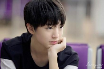 [tfboys][分享]150809 王俊凱撞臉86年某校校草 網友贊:帥了一個世紀