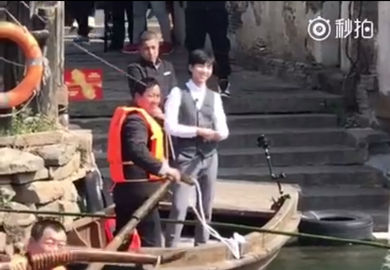 170228【王俊凯】站在船上笑得超乐呵的男孩
