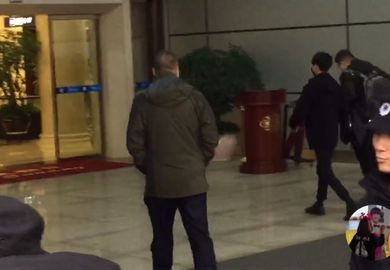 171119【易烊千玺】长沙飞北京：千玺大步走进机场厅