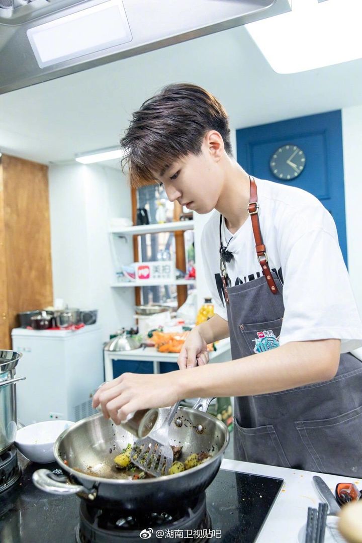 [tfboys][新闻]180829 王俊凯《中餐厅》美图来一发,厨房中的美少男