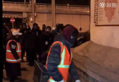 181207【易烊千玺】千玺凌晨参加爱心公益活动，在零下十度的北京街头与环卫工人一起清扫路面