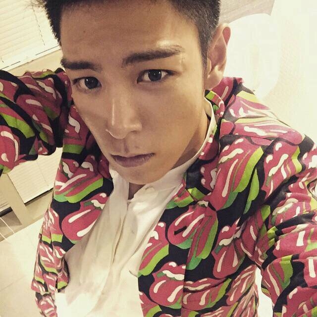 [bigbang[新闻]150529 top公开自拍照 展现暖男气息