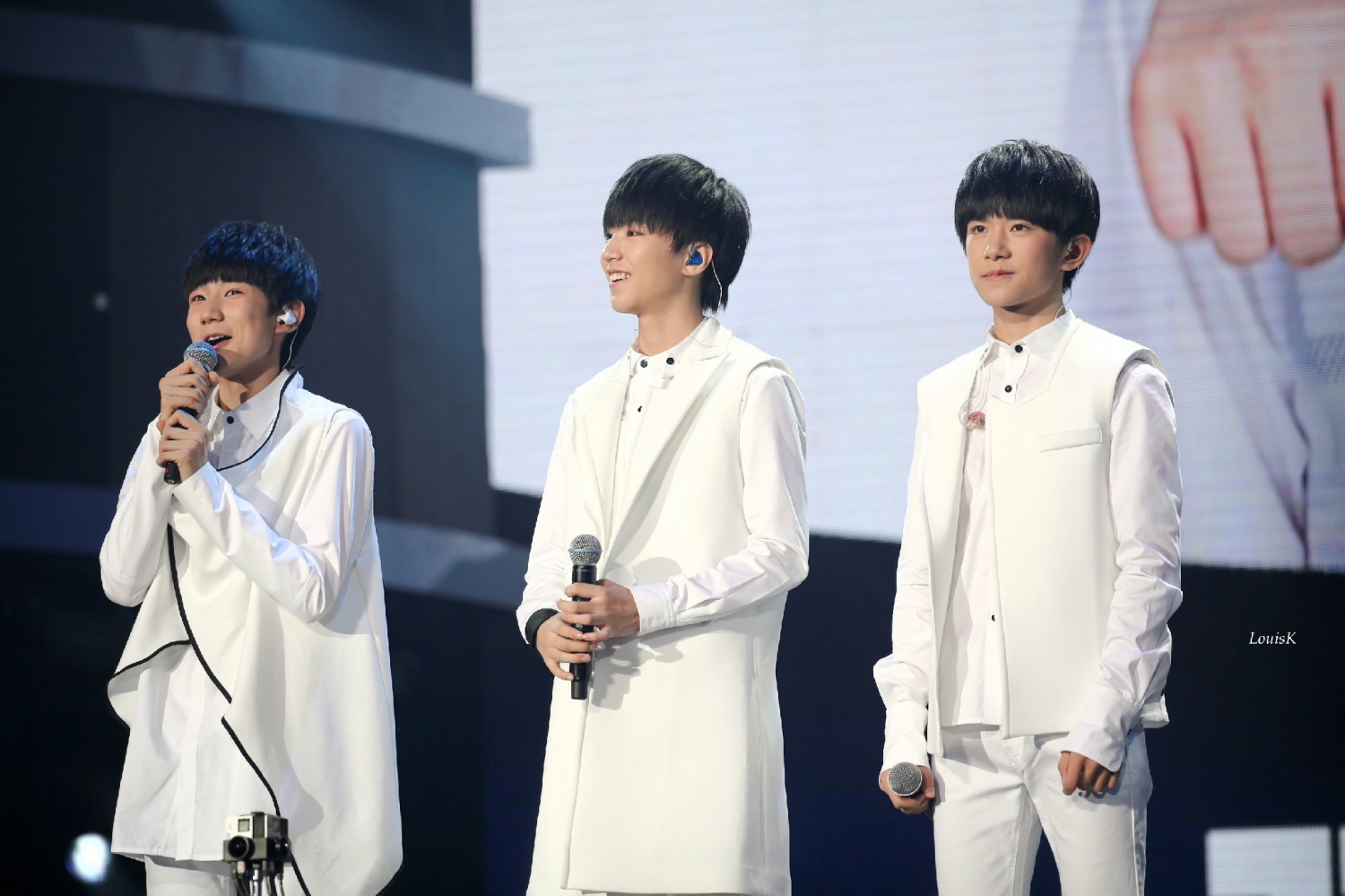 蒙牛酸酸乳tfboys