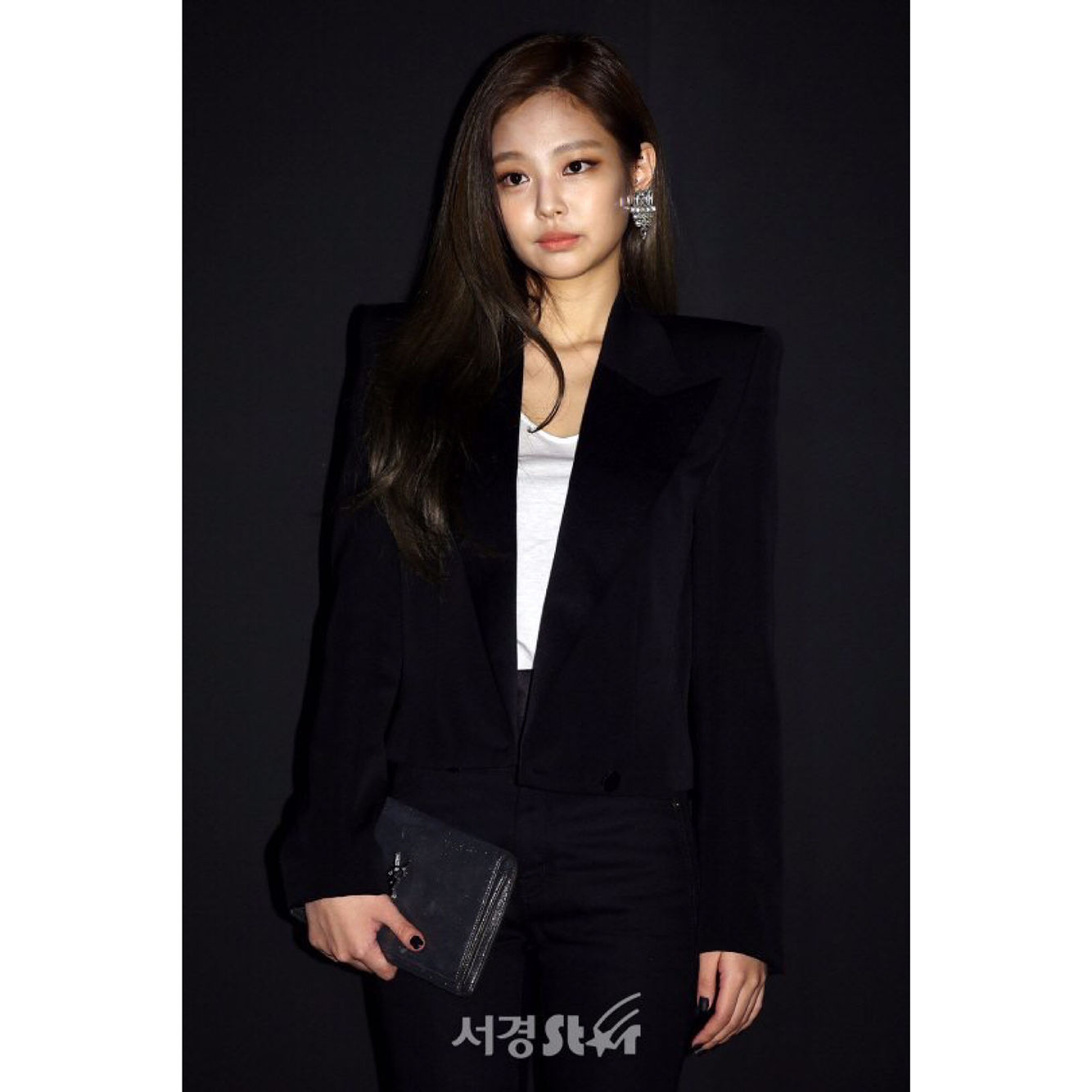 [blackpink][新聞]170327 jennie參加ysl時裝首發秀 一身的時尚黑搶眼