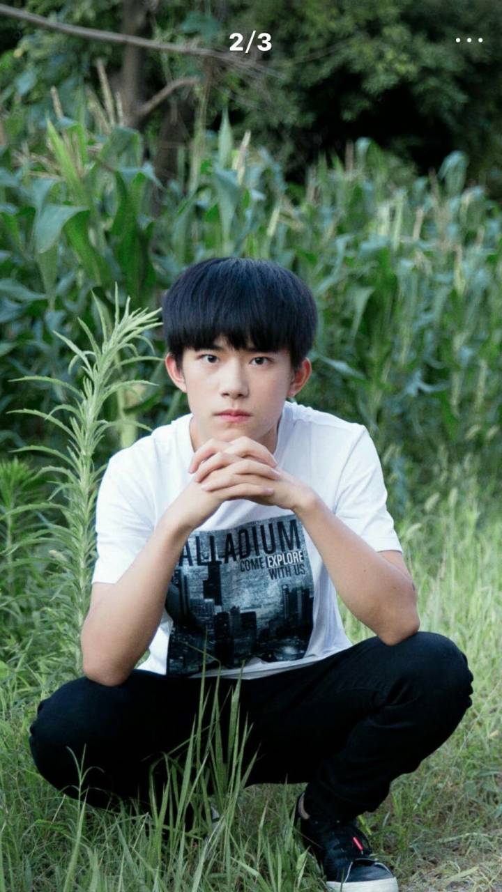 tfboys新闻170912千玺奇怪的小苏点蹲地脚跟从不着地