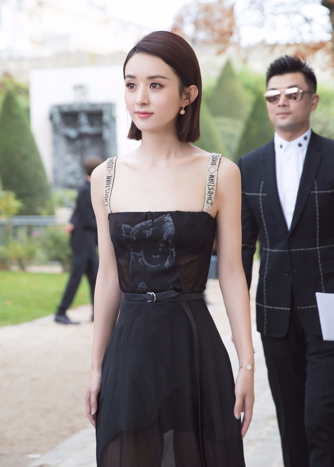 [消息]赵丽颖出击巴黎时装周 全黑造型轻松上阵——IDOL新闻