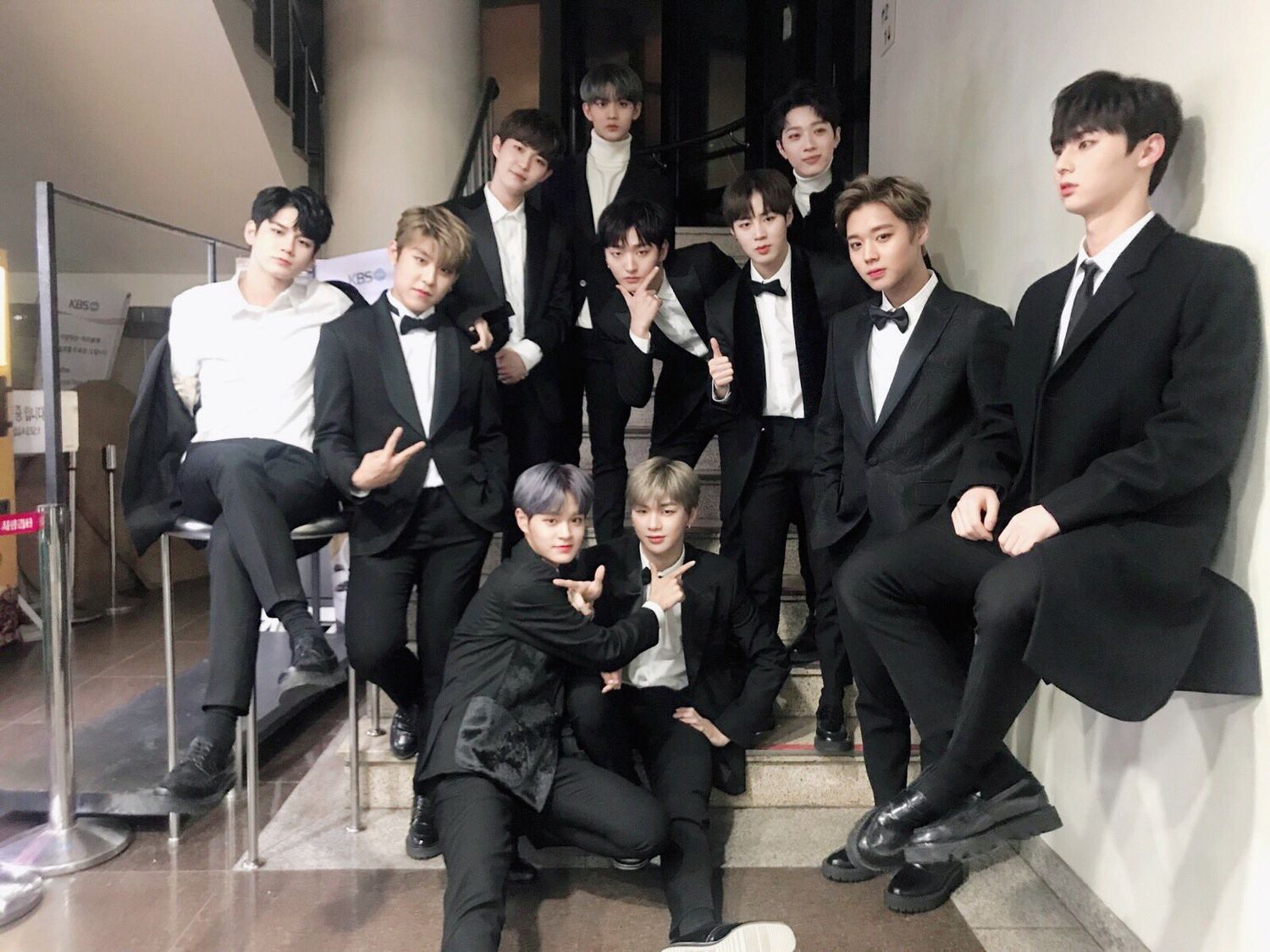 [wanna one][新聞]171230 帥氣與搞怪的瞬間切換 今晚也是成功的女心