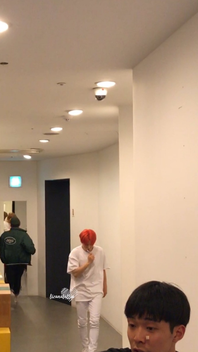 [monsta x[分享]180430 签售后台边走路边刷牙的基贤 爱干净的宝宝