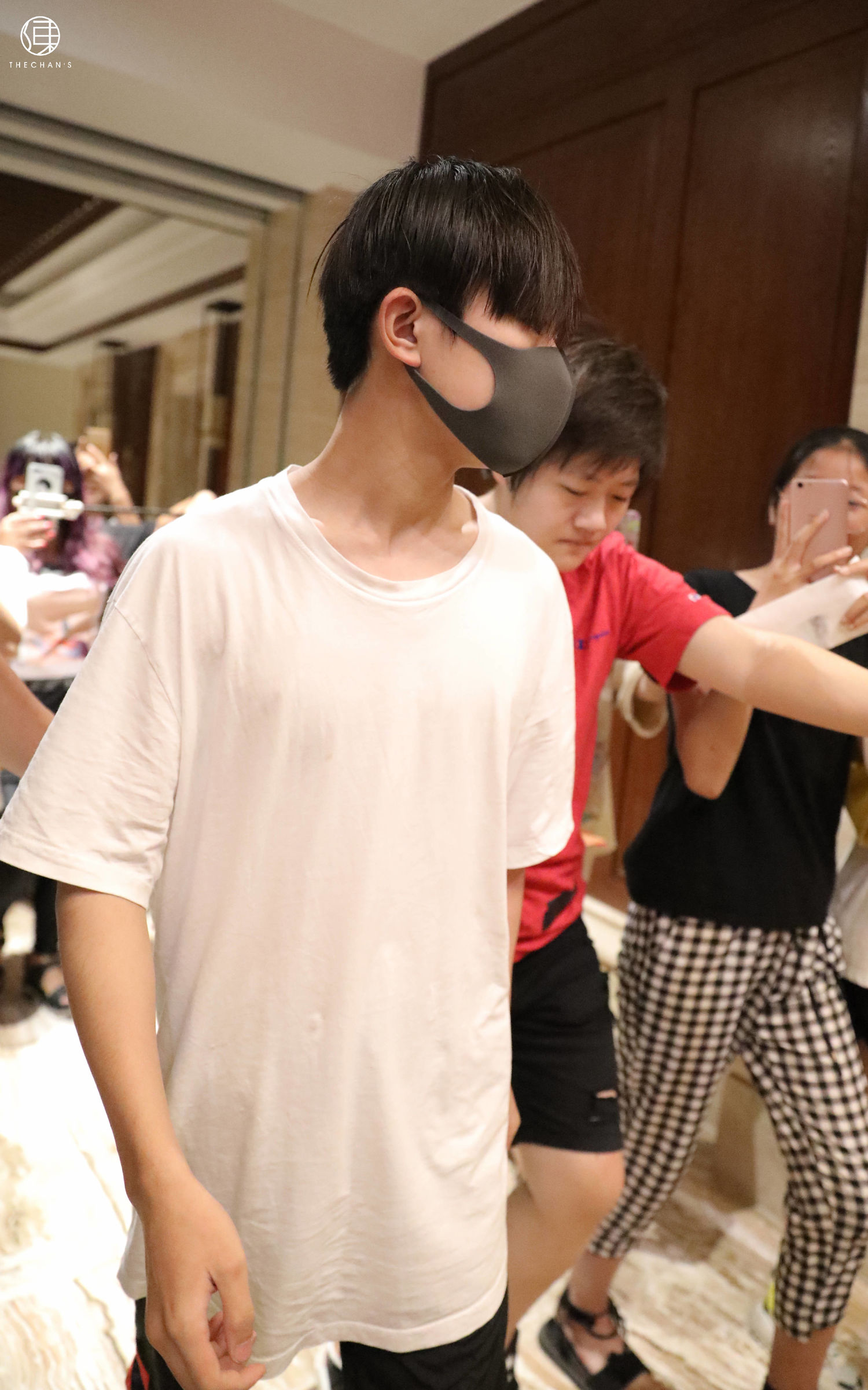 [tfboys][新聞]180709 千璽今日上班路透 寬鬆t恤隱約透胸肌