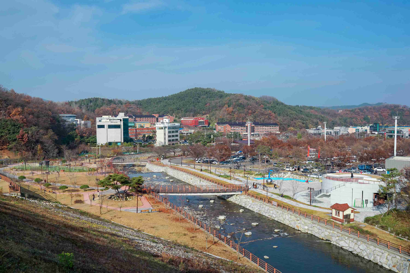 龟尾在庆尚北道西南部,洛东江中游地区,京釜铁路线上.