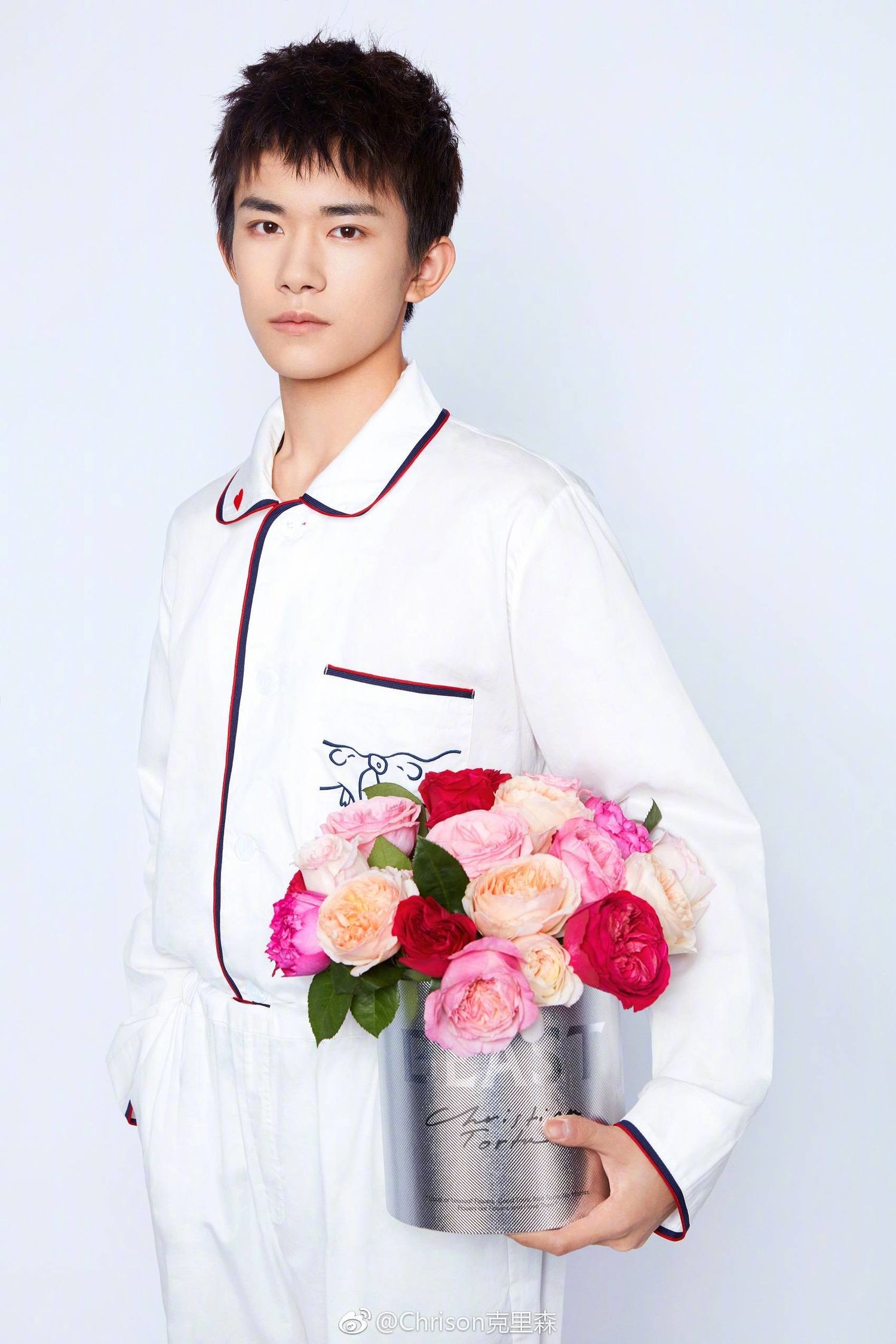 [易烊千玺[新闻]190123 小王子与玫瑰花的搭配 易烊千玺代言情人节