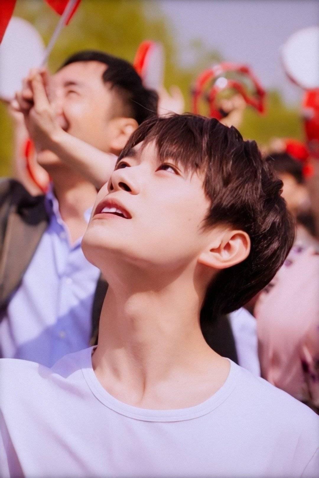 [tfboys][新聞]190430 易烊千璽宣傳片帥照來襲,清爽帥氣的梨渦大男孩