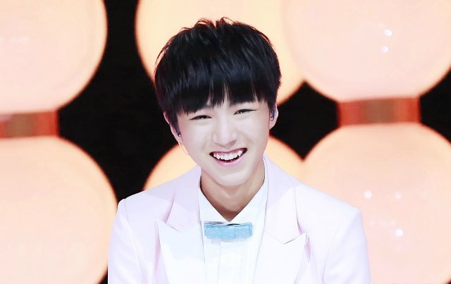 tfboys新聞200412王俊凱眯眼虎牙笑桃花眼瀲灩迷人感染力極強