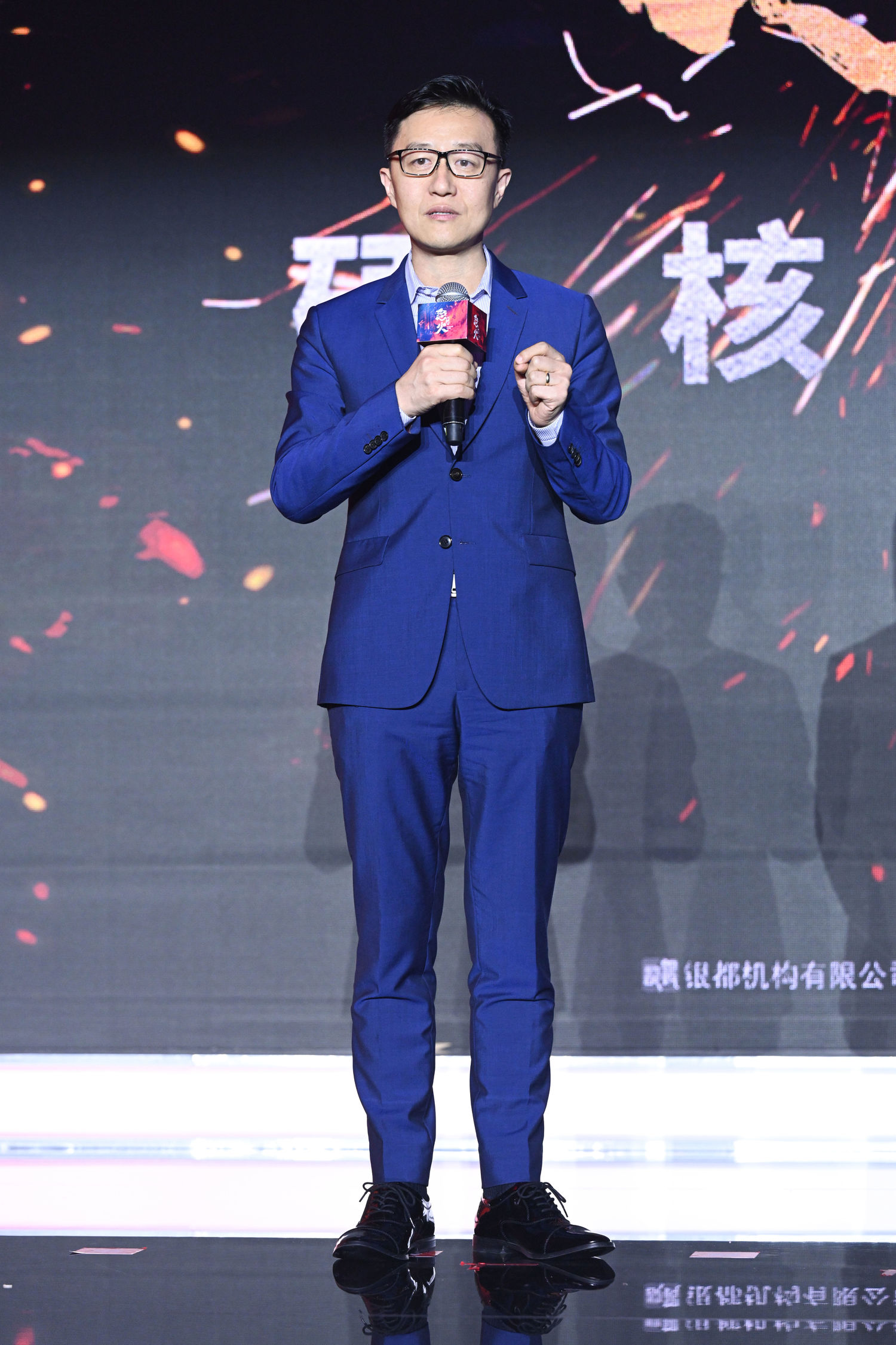 大合影,中间位置留给了陈木胜导演 甄子丹谢霆锋发布会现场落泪