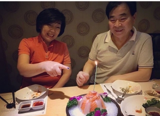 [分享]160828 孝子玟雨与家人吃大餐 为父亲庆祝生日