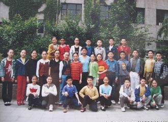 [新闻]180228 网友曝刘诗诗青涩旧照 曾与《红海行动》尹昉是同学
