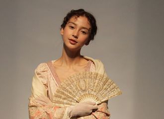 [新闻]180822 Angelababy电影未公开造型曝光 扮19世纪宫廷洋女