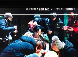[新闻]190210 王鹤棣夜间零下三度敬业拍摄 衣衫褴褛赤脚躺在冰冷石板地