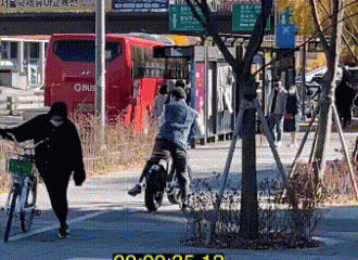 [分享]201118 昨日粉丝街头偶遇市民权志龙，骑上他心爱的小摩托遛弯去