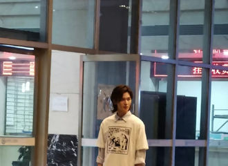 [新闻]210808 校园男神也是狂野机车少年 朱正廷被偶遇在街头拍摄《冰球少年》